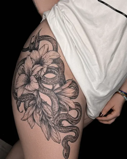 Schlange mit Lilien auf Hüfte – LAKIMII Berlin Tattoostudio