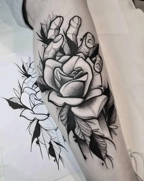 Hand mit Rose in Blackwork am Oberschenkel – LAKIMII Berlin Tattoostudio