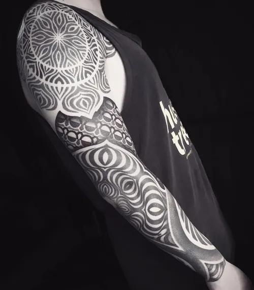 Dotwork-Ornament-Sleeve am Arm – LAKIMII Berlin Tattoostudio