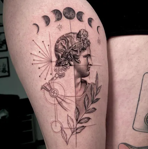 Fineline-Statue mit Mondphasen am Oberschenkel – LAKIMII Berlin Tattoostudio