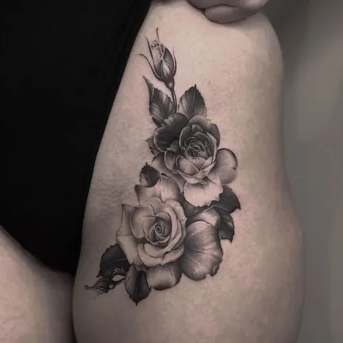 Zarte Rosen in Black-and-Grey an der Huefte – LAKIMII Berlin Tattoostudio