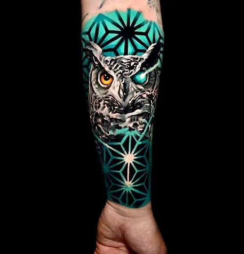 Eule mit geometrischem Muster am Unterarm – LAKIMII Berlin Tattoostudio