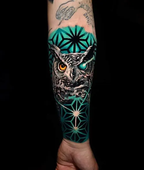 Eule mit türkisem Geometrie-Muster auf Unterarm – LAKIMII Berlin Tattoostudio