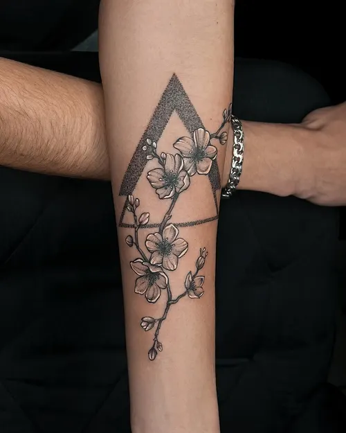 Kirschblütenzweig mit Dreieck auf Unterarm – LAKIMII Berlin Tattoostudio