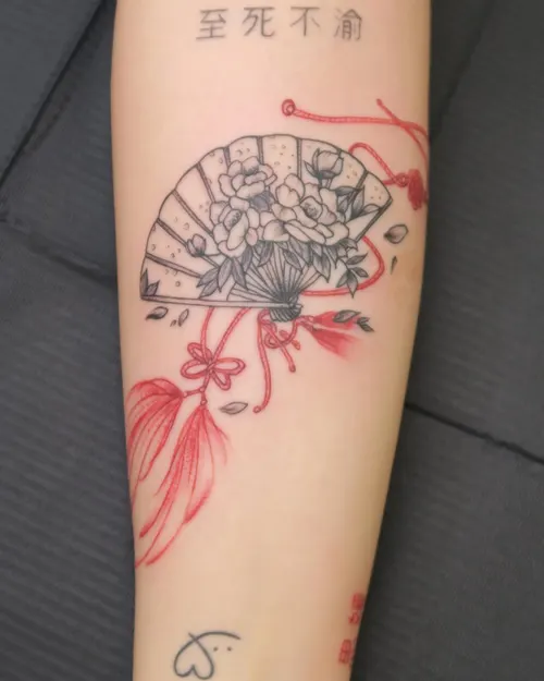 Fächer mit Blüten und Goldfischen auf Unterarm – LAKIMII Berlin Tattoostudio