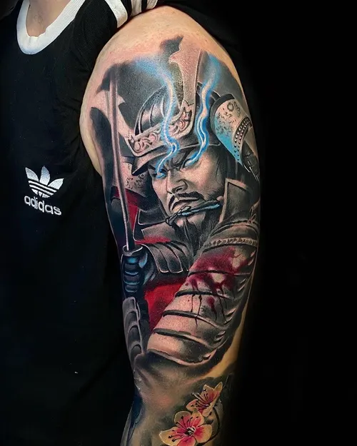 Farbiger Samurai-Krieger am Oberarm – LAKIMII Berlin Tattoostudio