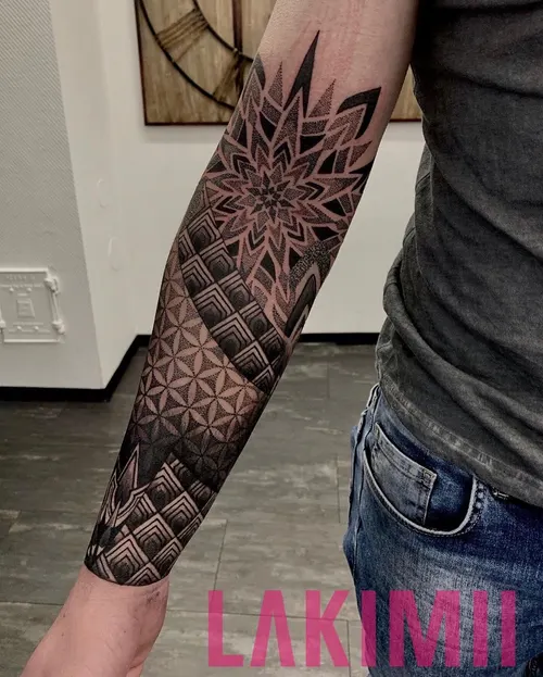 Mandala mit geometrischen Mustern am Unterarm – LAKIMII Berlin Tattoostudio