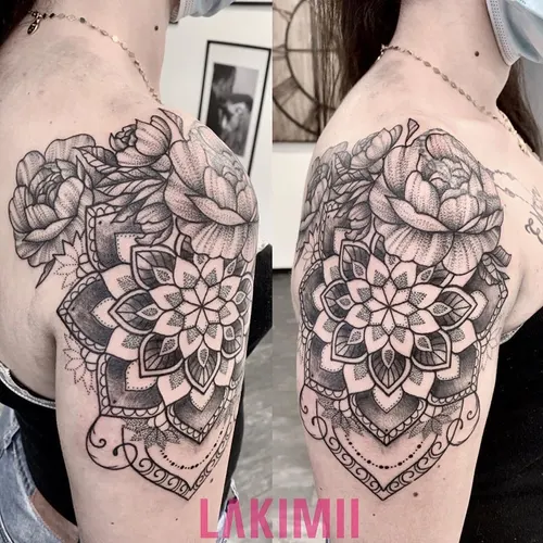 Mandala mit Pfingstrose an der Schulter – LAKIMII Berlin Tattoostudio