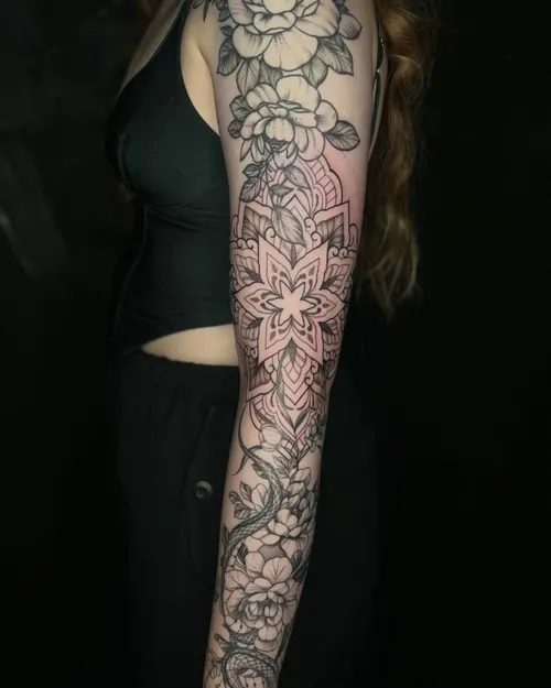 Mandala-Blumen-Sleeve auf ganzem Arm – LAKIMII Berlin Tattoostudio