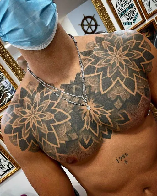 Mandala-Brusttattoo in Dotwork – LAKIMII Berlin Tattoostudio