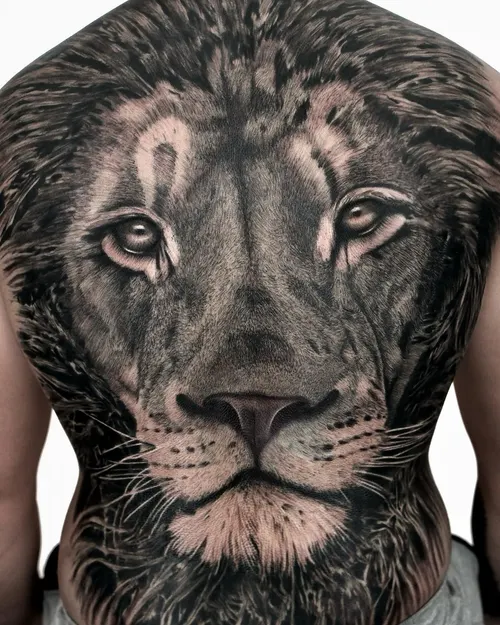 Löwengesicht großflächig auf Rücken – LAKIMII Berlin Tattoostudio