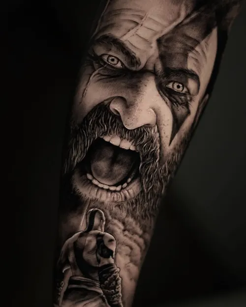 Kratos-Porträt realistisch auf Unterarm – LAKIMII Berlin Tattoostudio