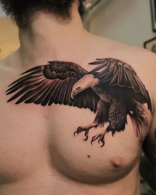 Fliegender Adler auf Brust – LAKIMII Berlin Tattoostudio