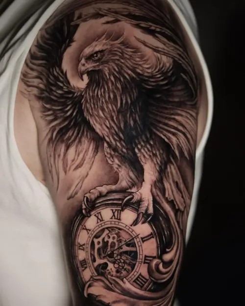 Adler mit Taschenuhr auf Oberarm – LAKIMII Berlin Tattoostudio