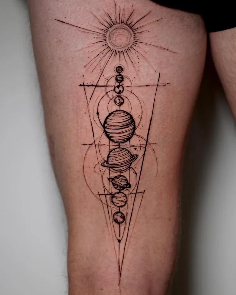 Feines Planeten-Tattoo im Sketch-Stil auf dem Oberschenkel