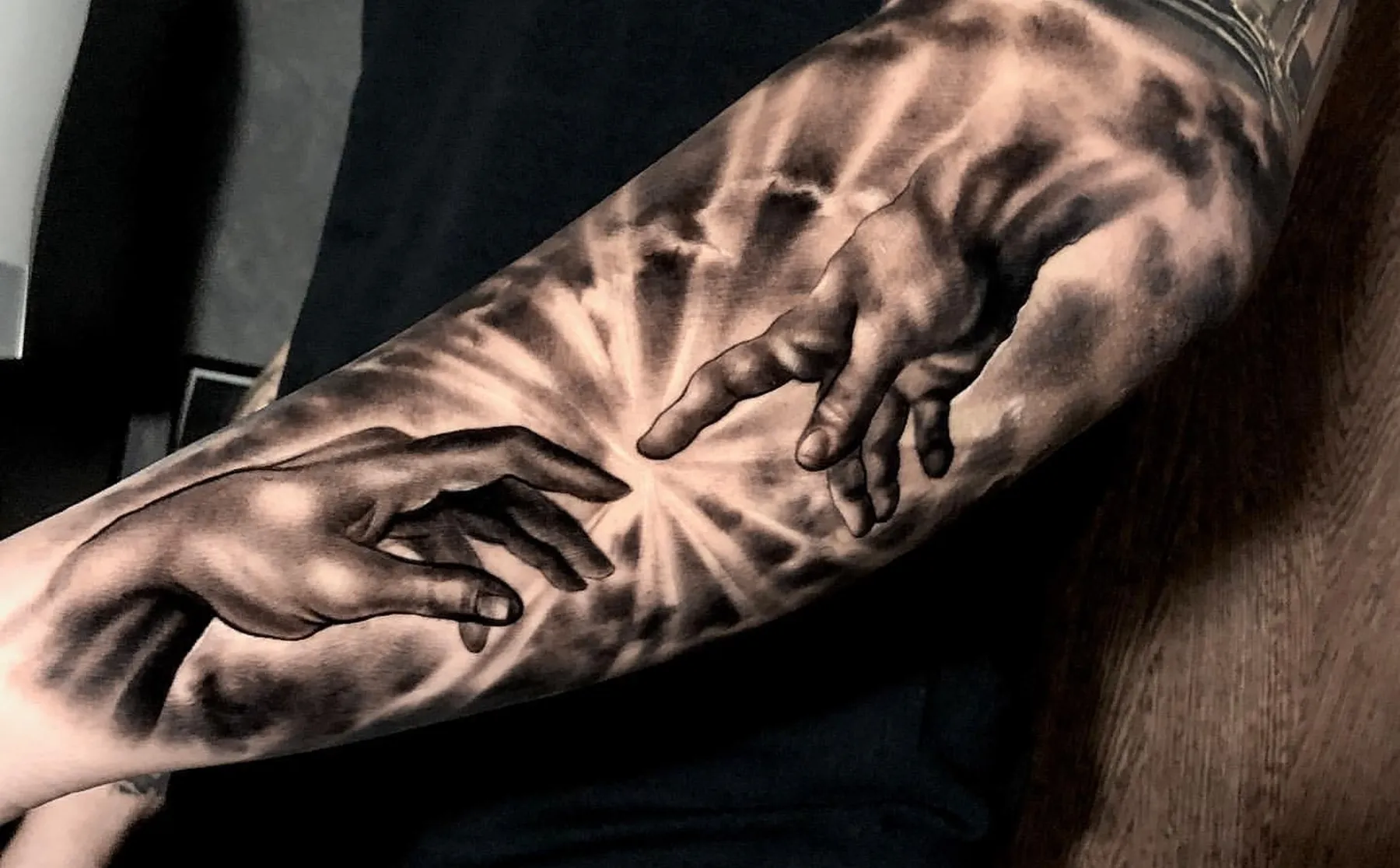 Realistisches Black-and-Grey-Tattoo aus dem LAKIMII Studio in Berlin-Prenzlauer Berg