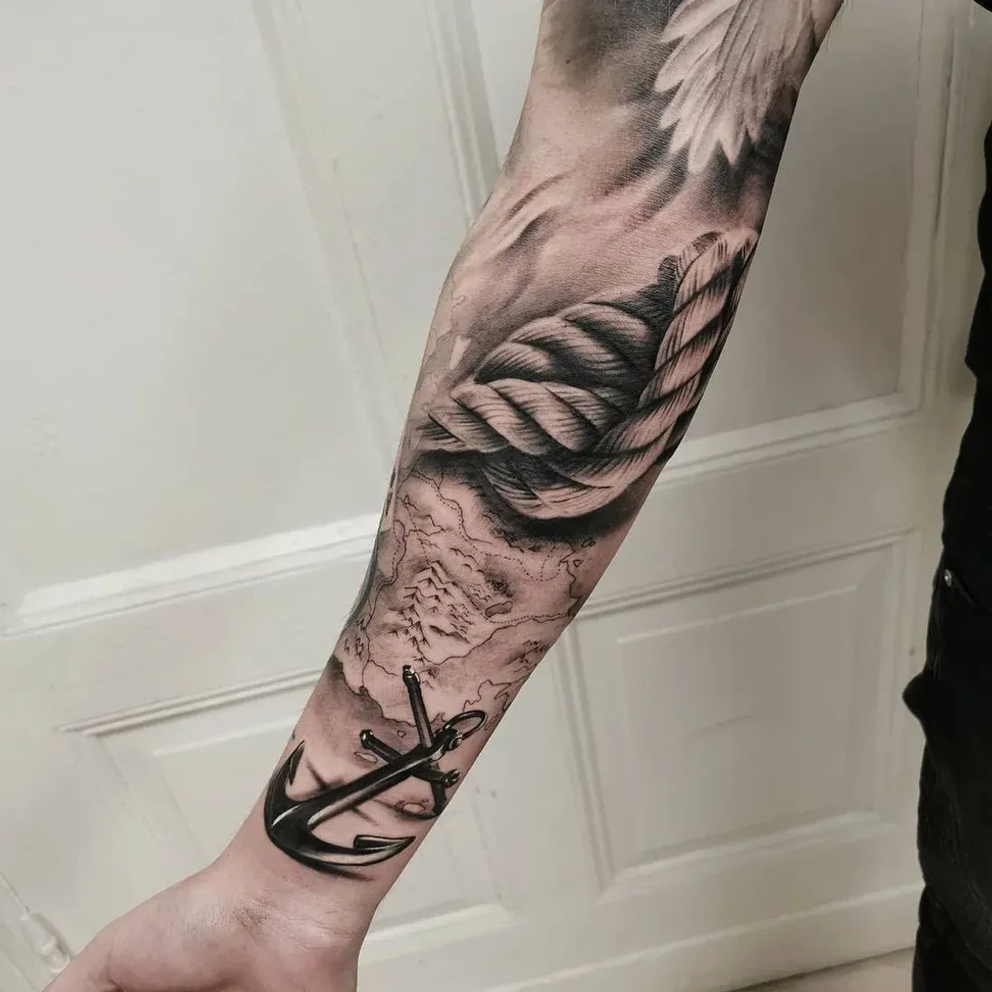 Anker-Tattoo mit Seil und Landkarte auf dem Unterarm — LAKIMII Berlin