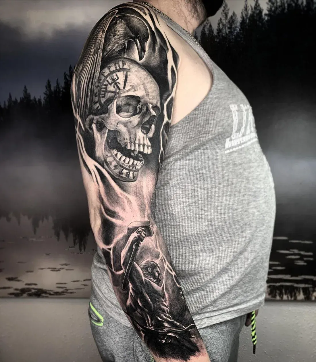 Dichtes Blackwork-Sleeve mit Schädel, Kompass und Rabe — LAKIMII Berlin