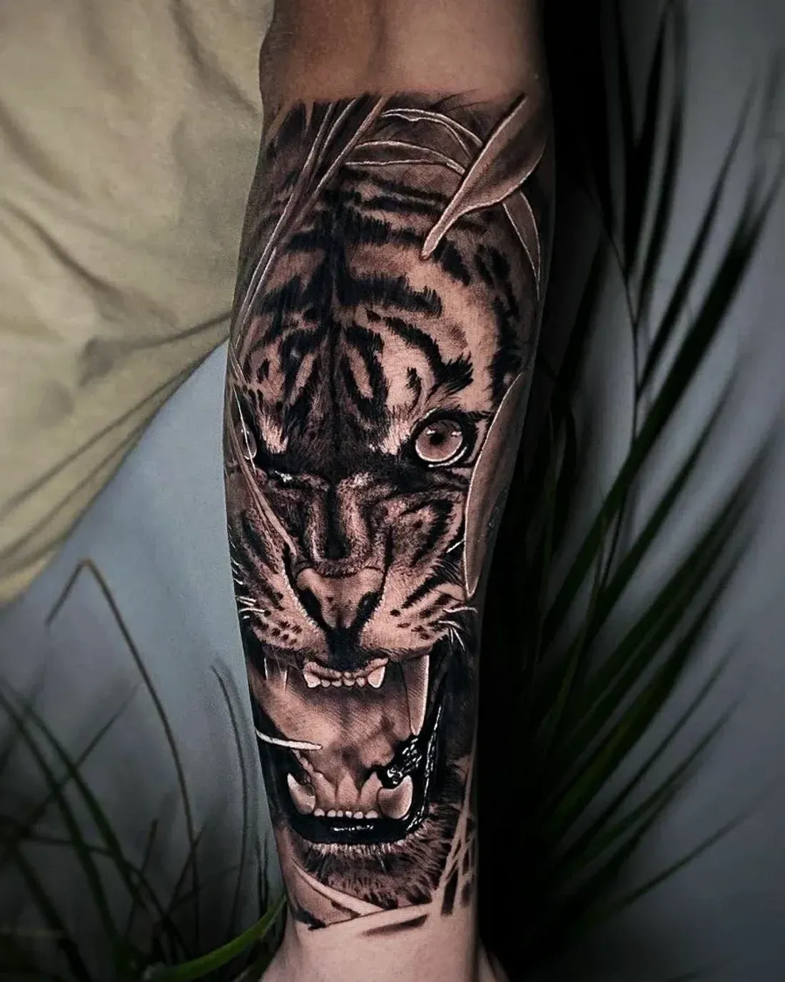 Brüllender Tiger als realistisches Tattoo auf dem Unterschenkel — LAKIMII Berlin