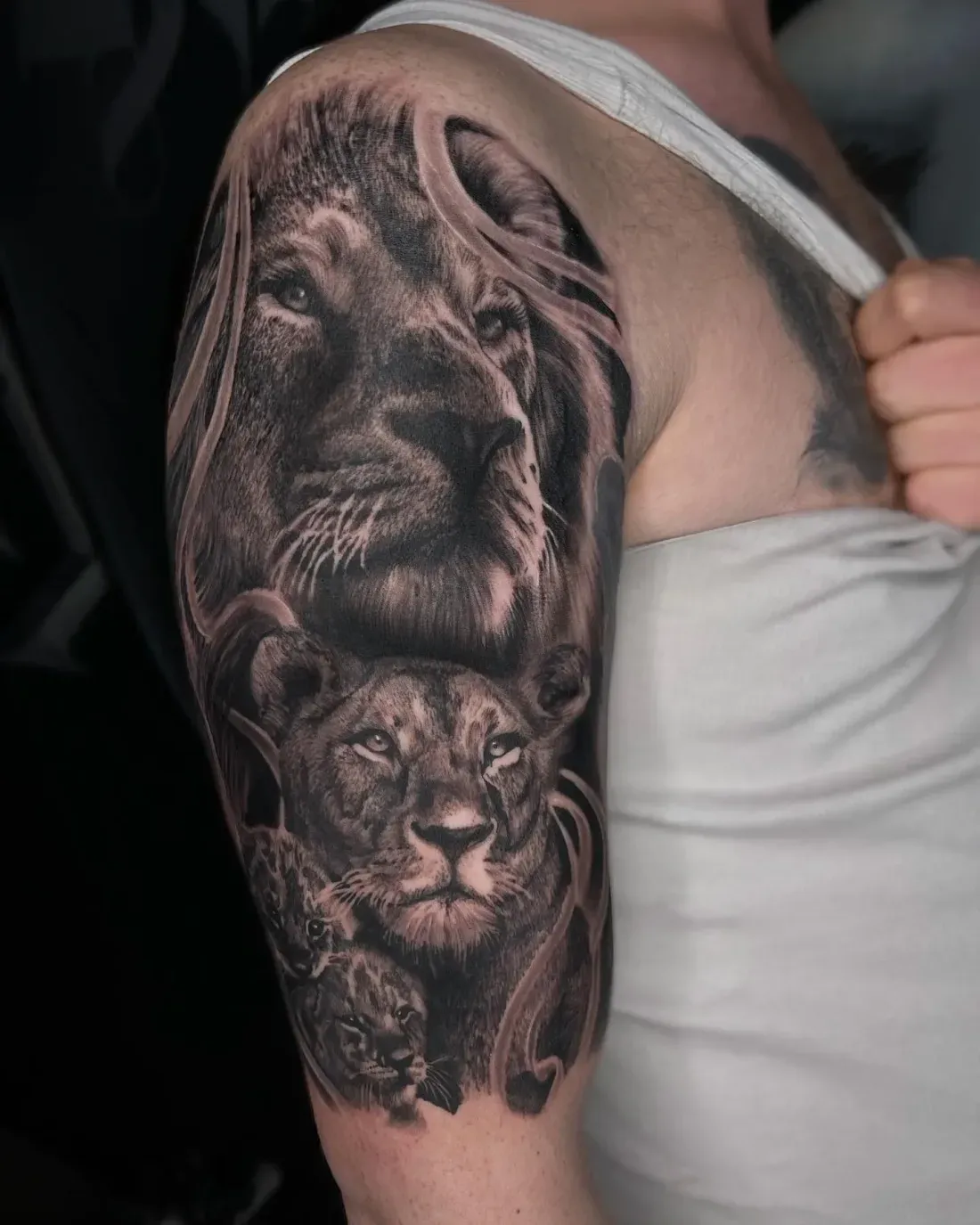 Löwe und Löwin als realistisches Tattoo auf dem Oberarm — LAKIMII Berlin