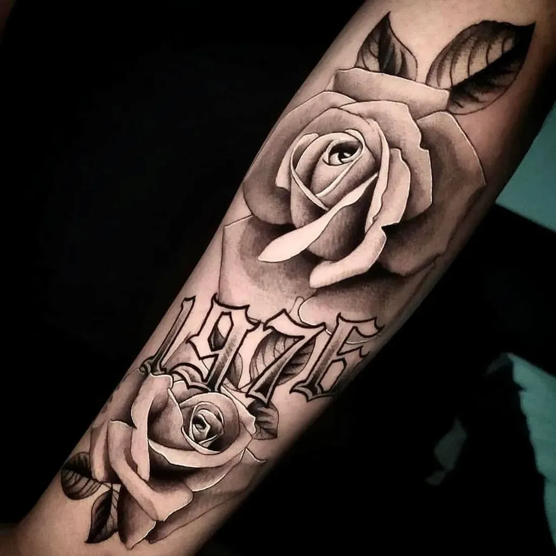 Rosen-Tattoo mit Jahreszahl auf dem Unterarm — LAKIMII Berlin