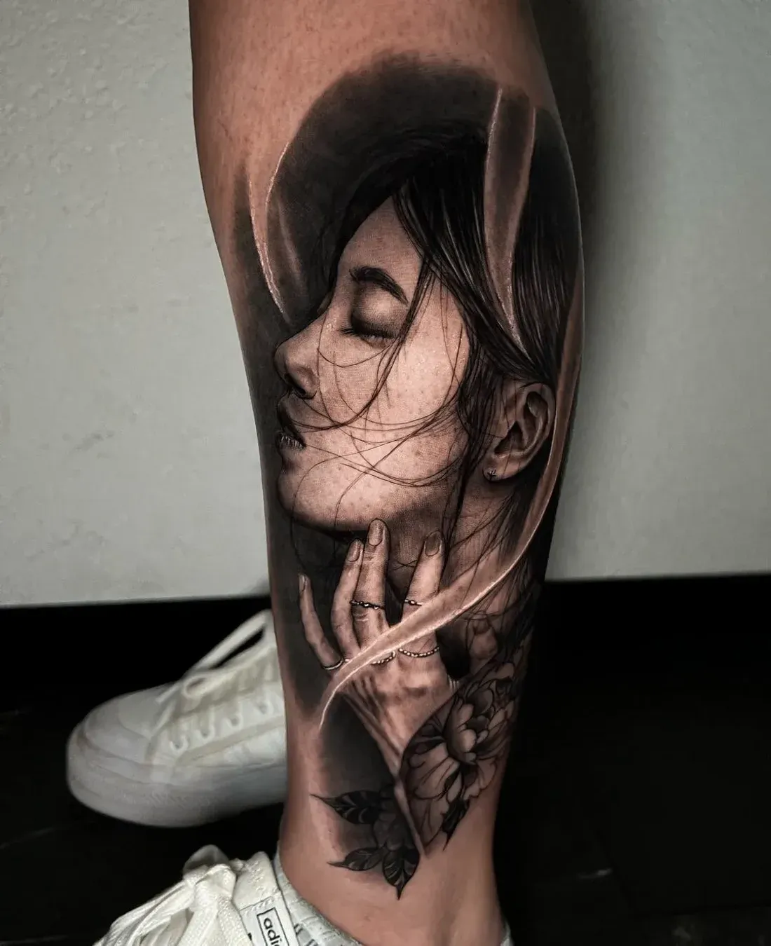 Frauenprofil mit Hut als Tattoo auf der Wade — LAKIMII Berlin