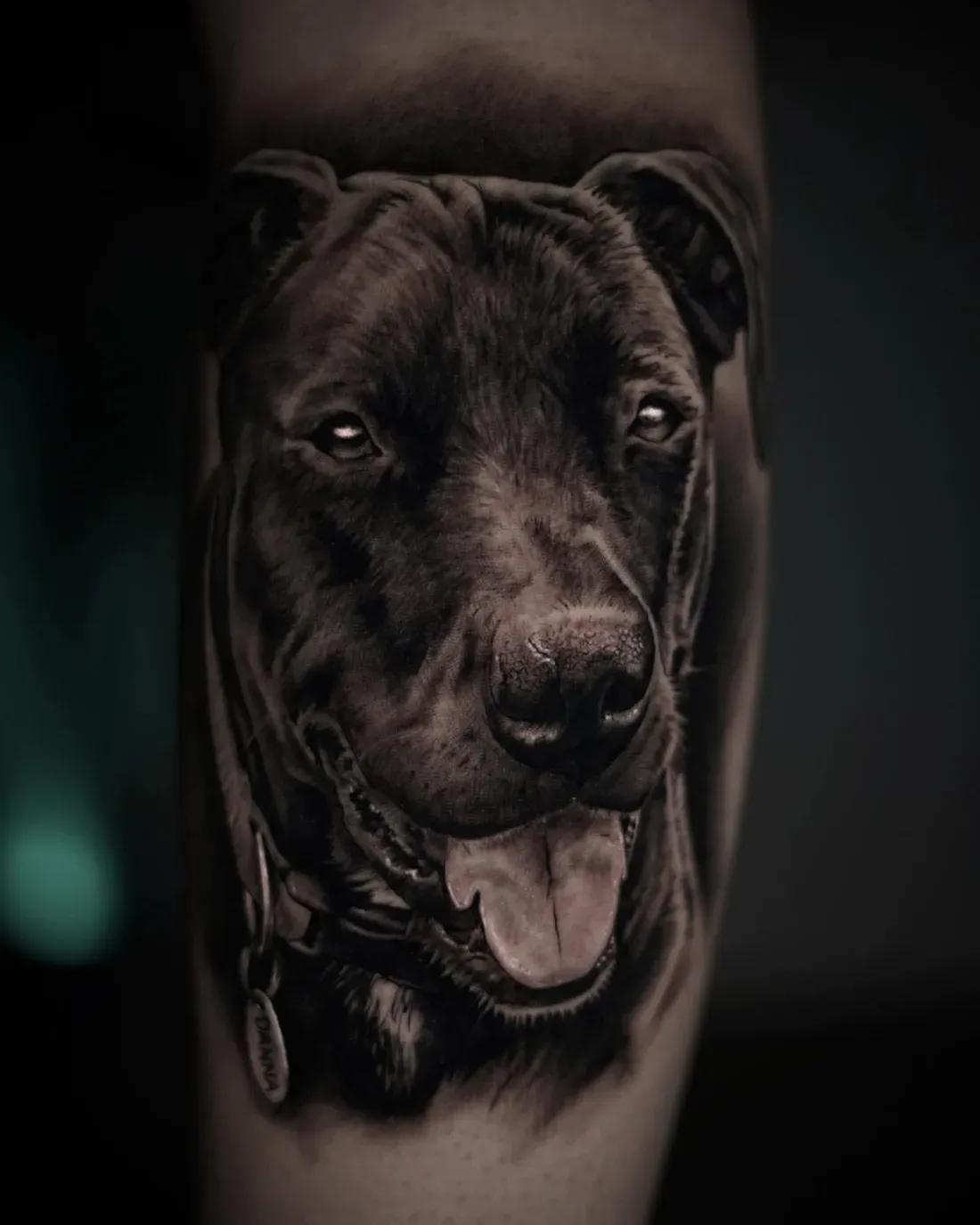 Realistisches Porträt eines schwarzen Hundes als Tattoo — LAKIMII Berlin