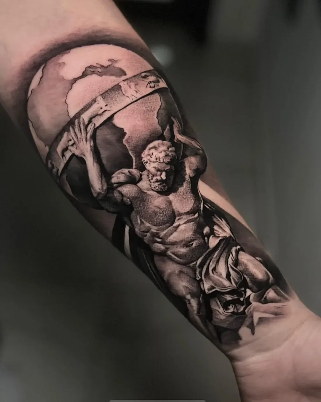 Atlas-Statue mit Weltkugel als realistisches Tattoo — LAKIMII Berlin