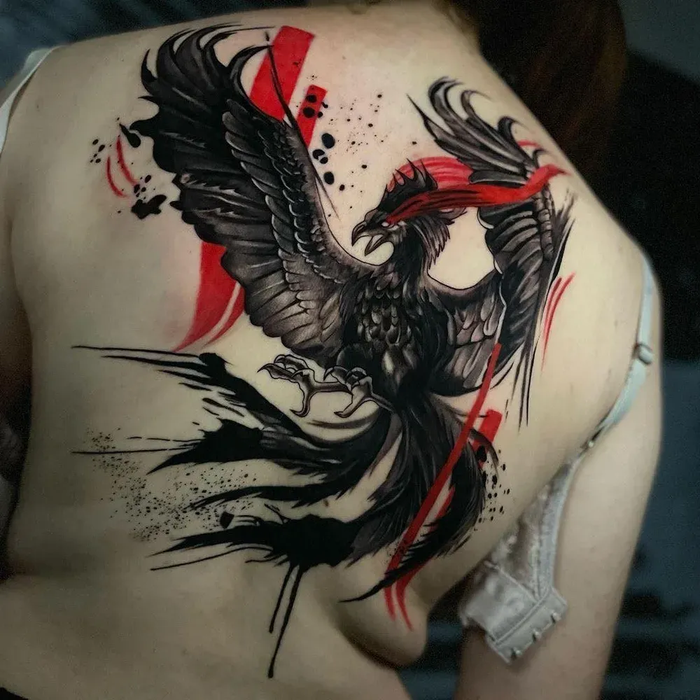 Phönix-Tattoo im Trash-Polka-Stil auf dem Rücken — Beispiel für die Stilvielfalt im LAKIMII Studio Berlin