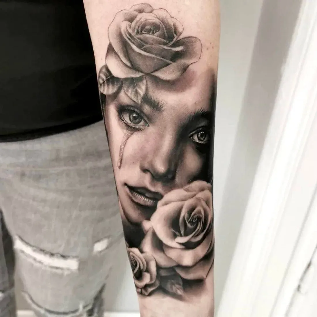 Frauengesicht mit Rosen in Black and Grey — LAKIMII Berlin
