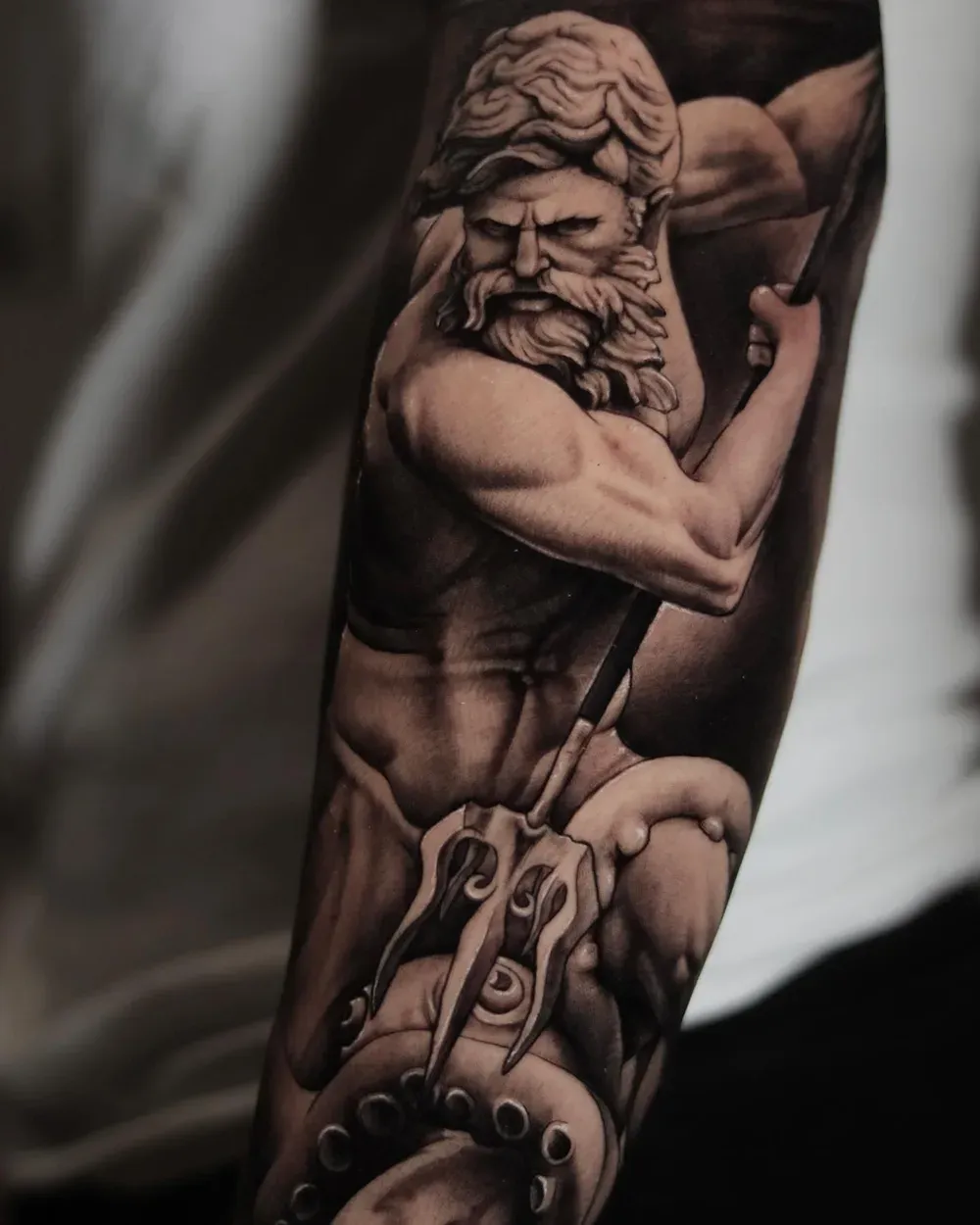 Realistisches Poseidon-Tattoo auf dem Unterarm — Beispiel für ein mittelgroßes Tattoo-Projekt in Berlin