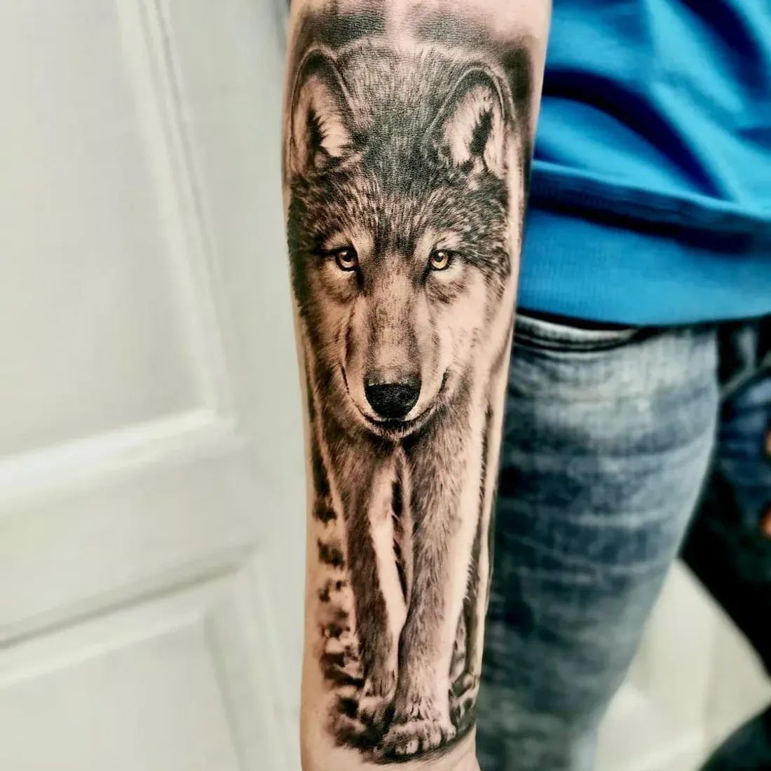 Realistisches Wolf-Tattoo auf dem Unterarm — LAKIMII Berlin