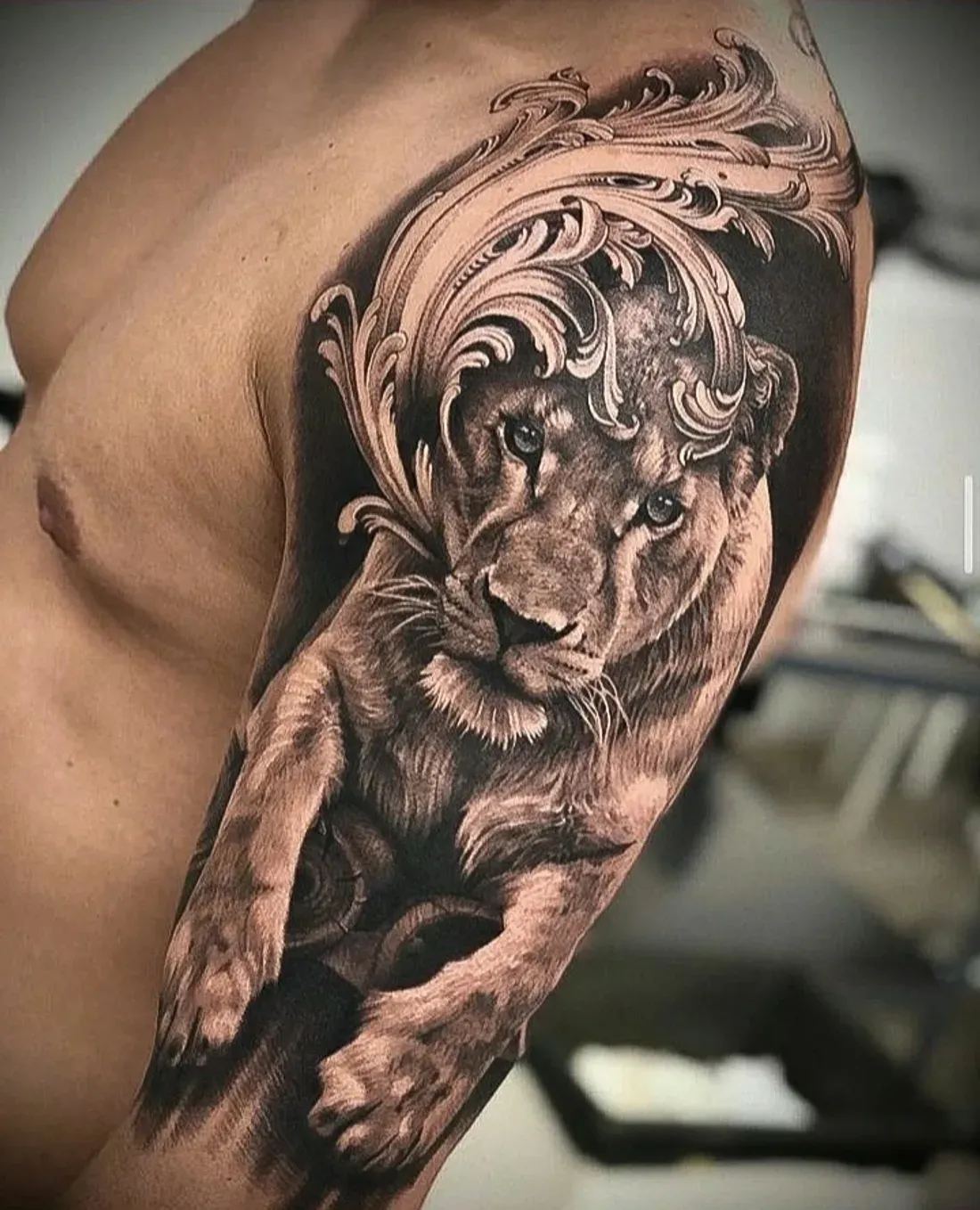 Löwin mit Barockornamenten als realistisches Tattoo — LAKIMII Berlin