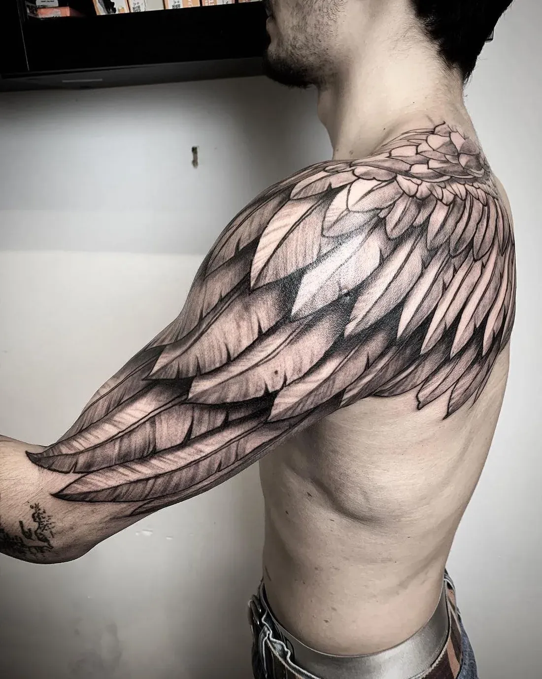 Großflächiges Flügel-Tattoo in Blackwork über Schulter und Arm — starke Deckkraft, LAKIMII Studio Berlin