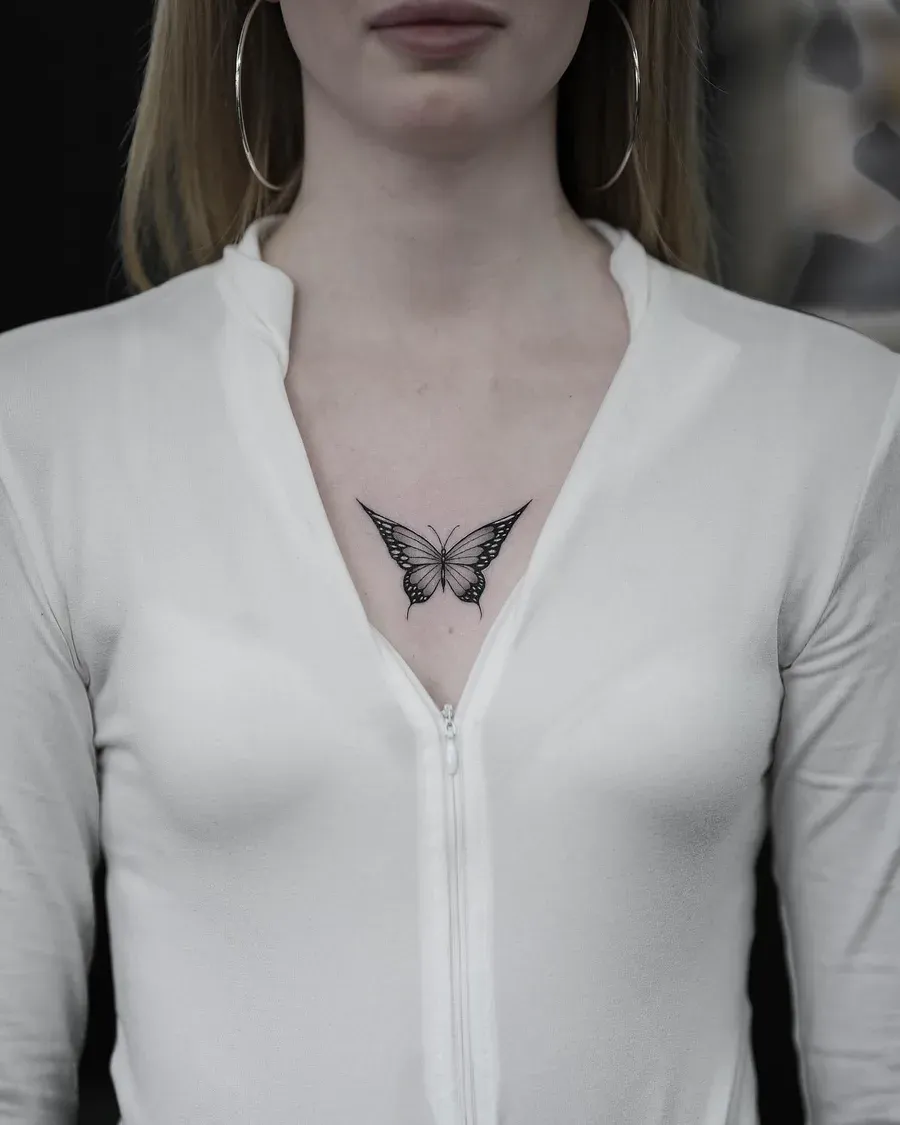 Kleines Schmetterling-Tattoo am Brustbein, gestochen bei LAKIMII Berlin in Prenzlauer Berg