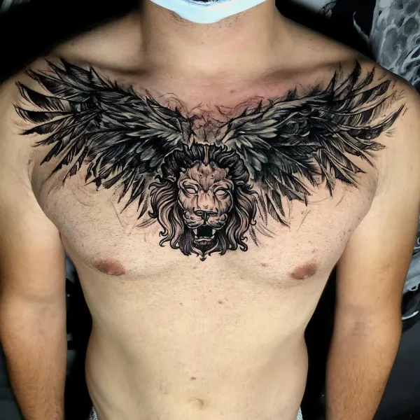 Blackwork Tattoo Berlin: geflügelter Löwe in kräftigem Schwarz auf der Brust, gestochen im LAKIMII Studio Prenzlauer Berg