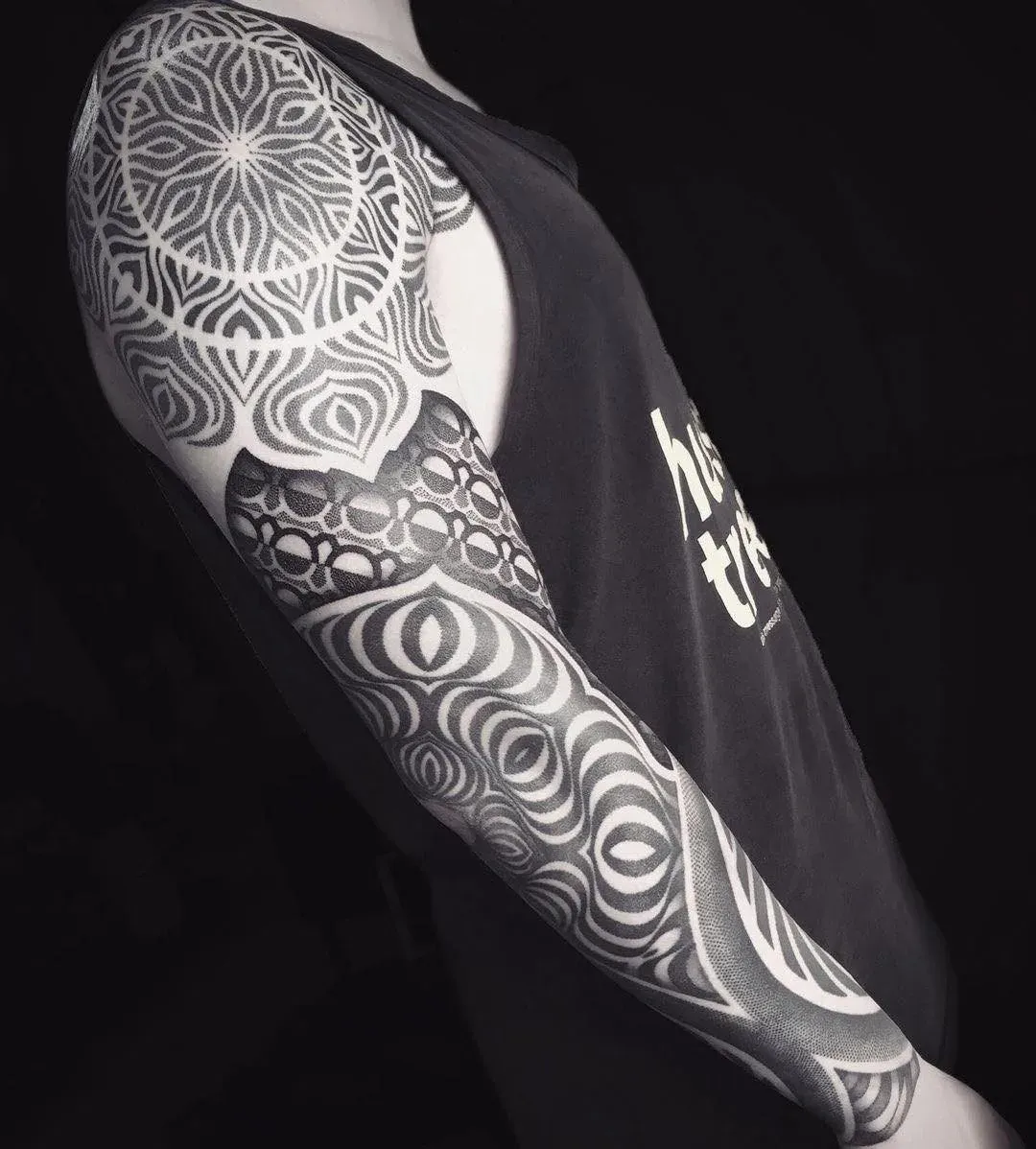 Dotwork Tattoo Berlin: Full-Sleeve aus tausenden Punkten mit Mandala-Schulter, gestochen bei LAKIMII