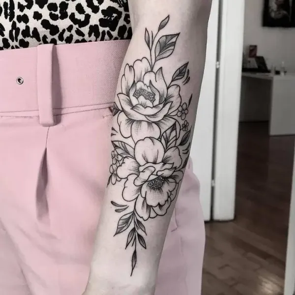 Fineline Tattoo Berlin: filigrane Pfingstrosen auf dem Unterarm, gestochen im LAKIMII Studio Prenzlauer Berg