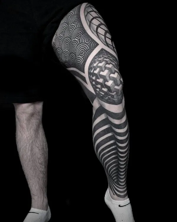 Geometric Tattoo Berlin: geometrisches Blackwork-Leg-Sleeve mit präzisen Mustern, LAKIMII Studio