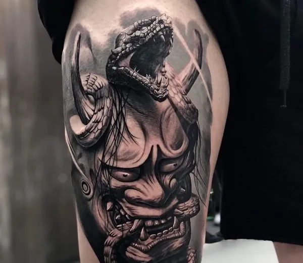 Japanese Tattoo Berlin: Hannya-Maske mit Schlange auf dem Oberschenkel in Black and Grey, LAKIMII Studio