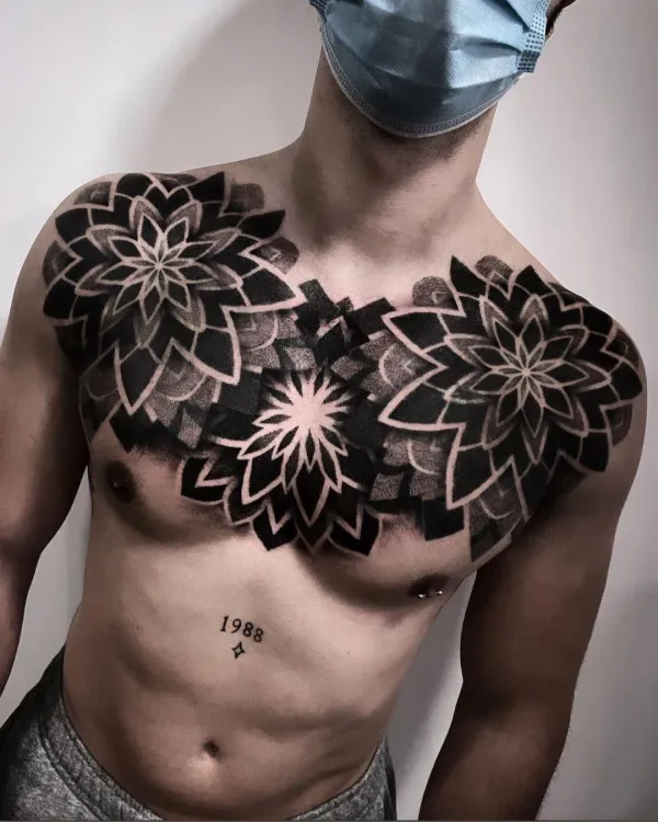 Mandala Tattoo Berlin: großflächiges Dotwork-Mandala auf der Brust aus dem LAKIMII Studio Prenzlauer Berg
