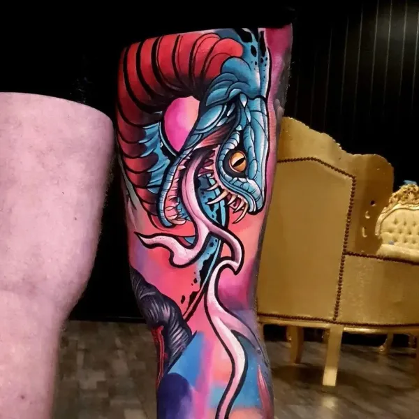 Neo Traditional Tattoo Berlin: farbenfrohes Tierporträt eines Drachen mit kräftigen Konturen und Schattierung, LAKIMII Studio Berlin