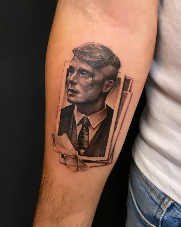 Portrait Tattoo Berlin: realistisches Männerporträt in Black and Grey auf dem Unterarm, gestochen bei LAKIMII